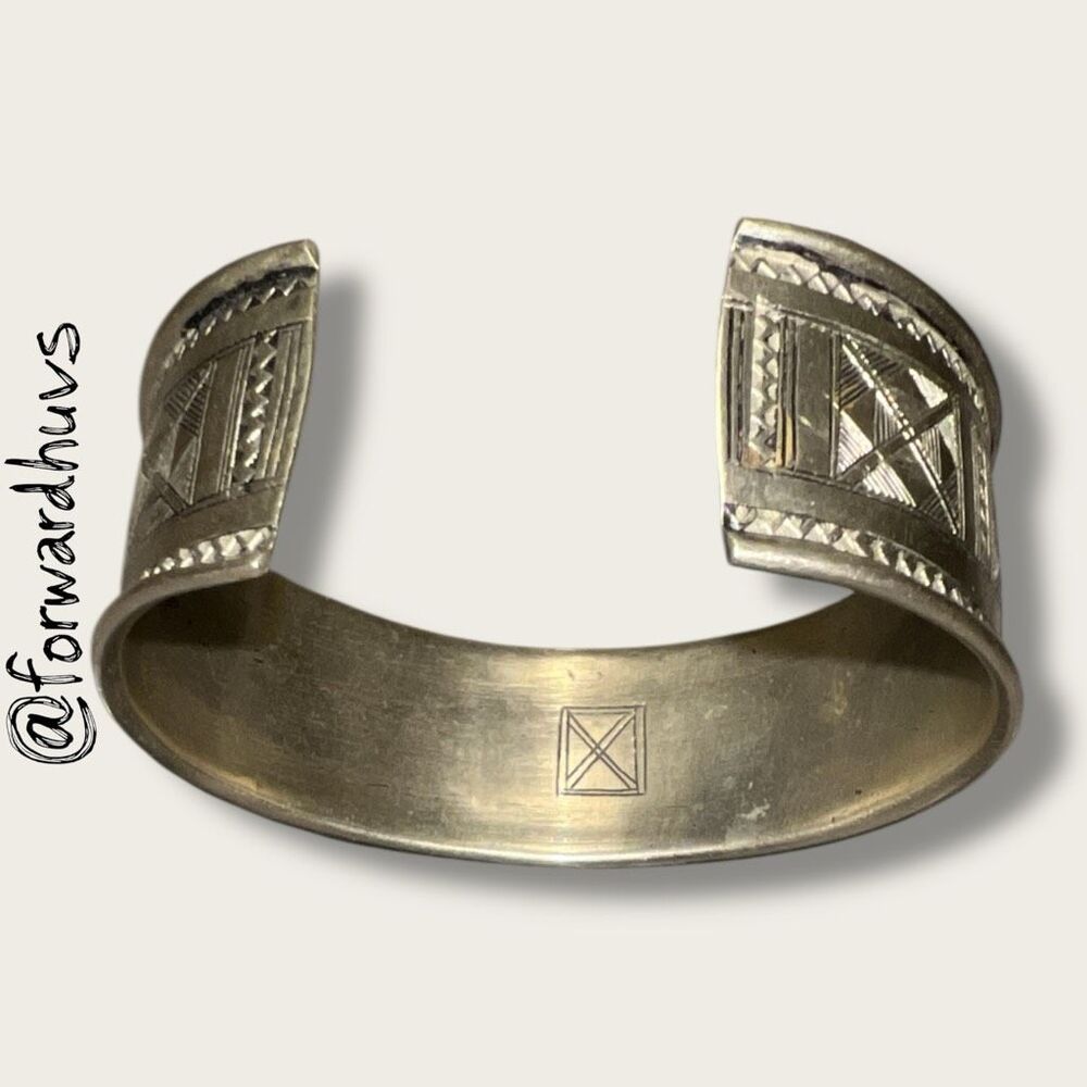Tuareg Etched Silver Cuff Bracelet – 38.63g – Saharan Geometric Motifs – Signed - Picture 6 of 8